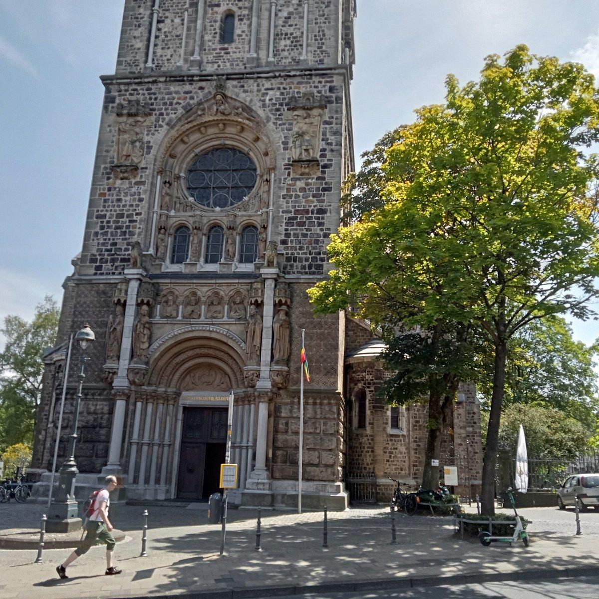 교회 정면 및 탑 전체 모습