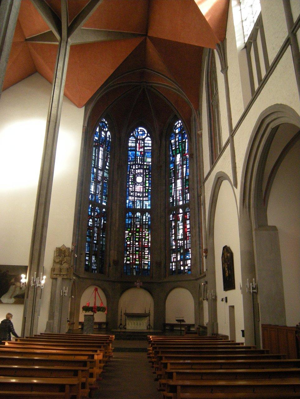 현대적 디자인의 중앙 제단과 십자가