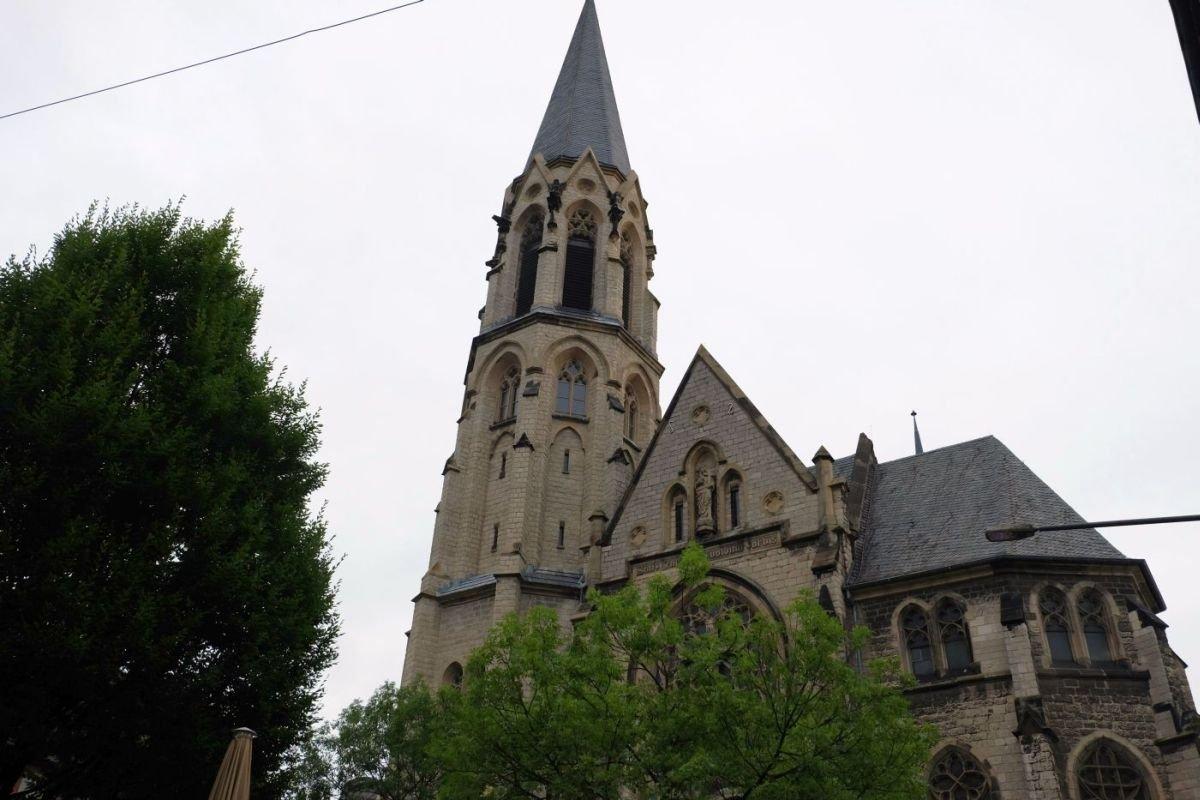 폰트슈트라세(Pontstraße)에서 바라본 교회 탑과 측면