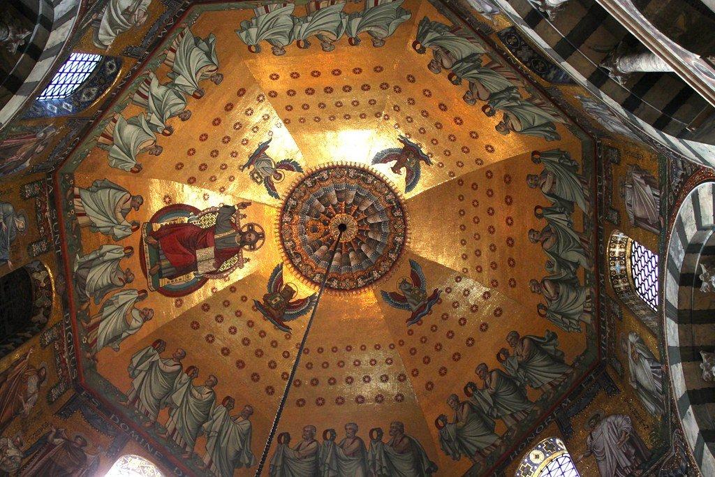 팔각형 돔 천장 아래 중앙