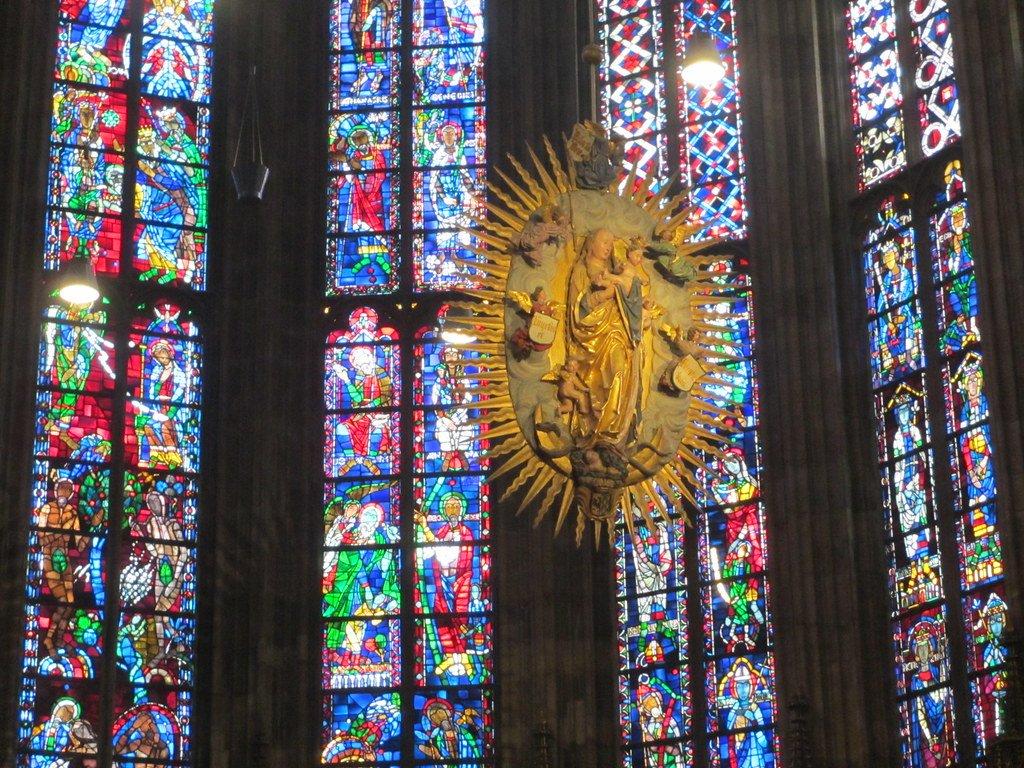 고딕 합창단 스테인드글라스 앞