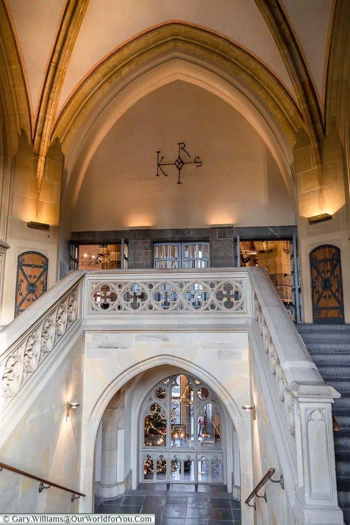 시청사 내부 계단 또는 상층 창가