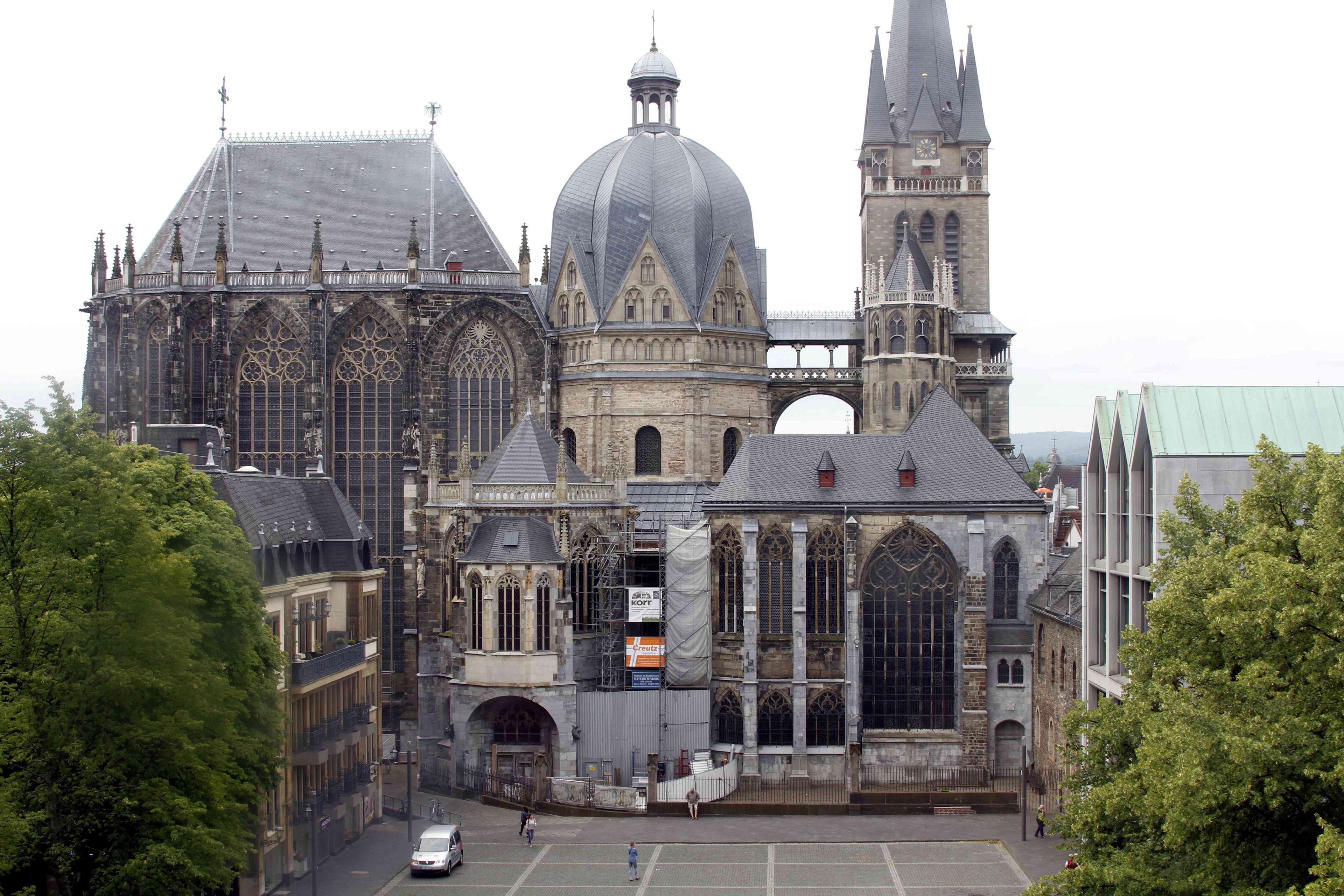 시청사 계단 위에서 바라보는 아헨 대성당