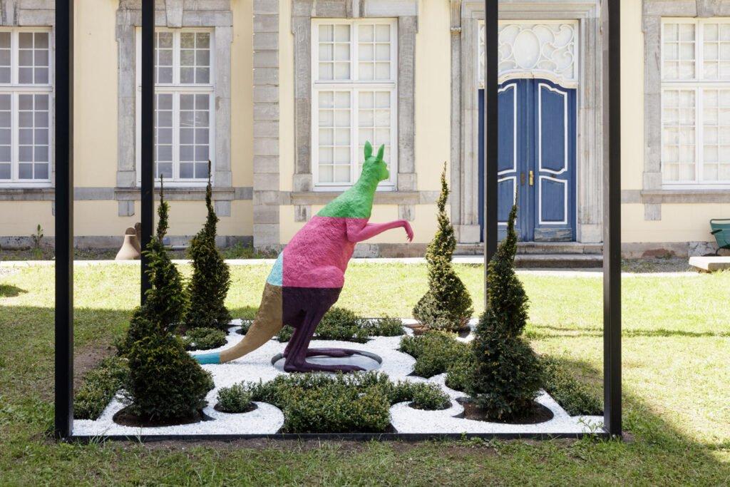 정원에 설치된 현대 미술 조형물