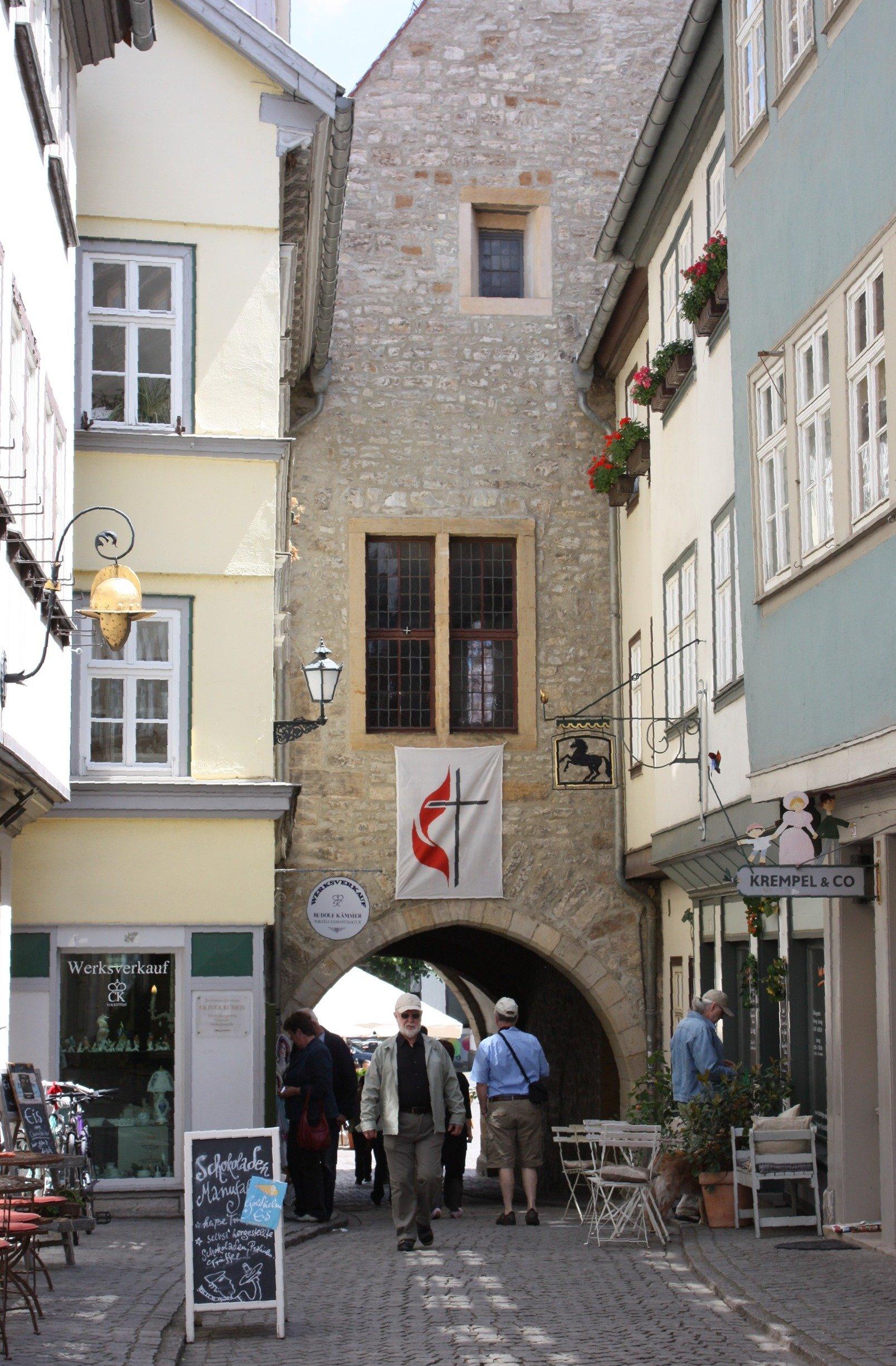 교회 1층 예배당 창가