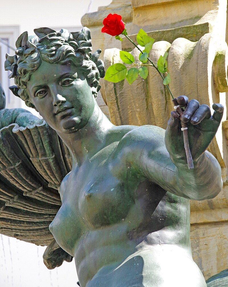 플로라 조각상 정면