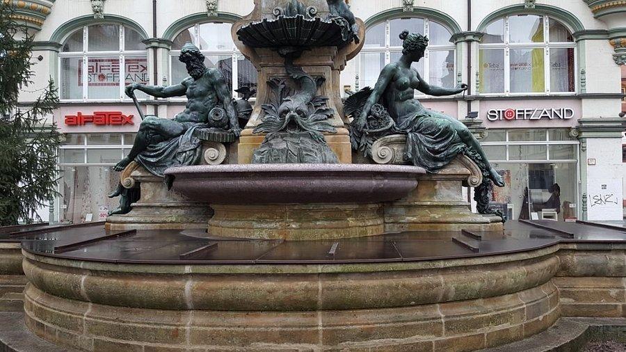 분수와 화단 전체 풍경