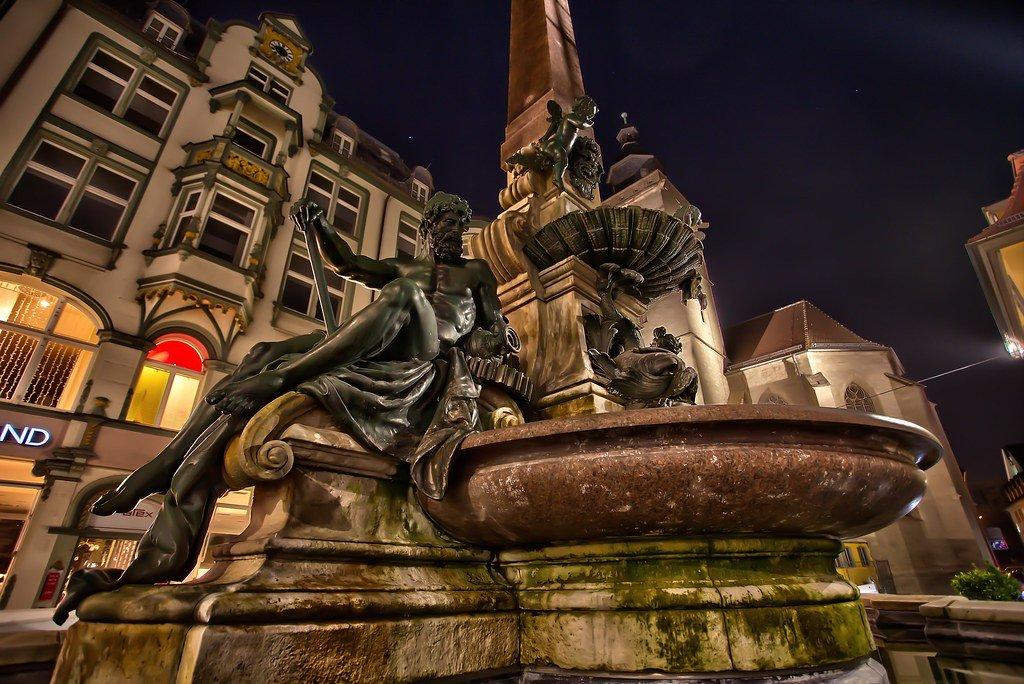 야간 조명이 켜진 분수