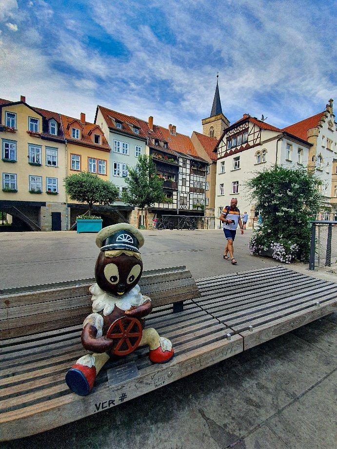 피티플라치 옆 벤치 (정면 또는 측면)