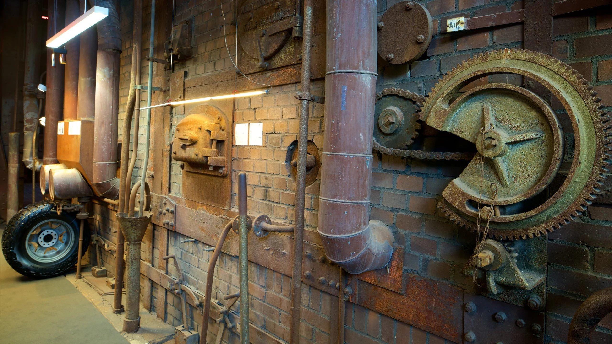 옛 보일러 설비와 전시품의 조화