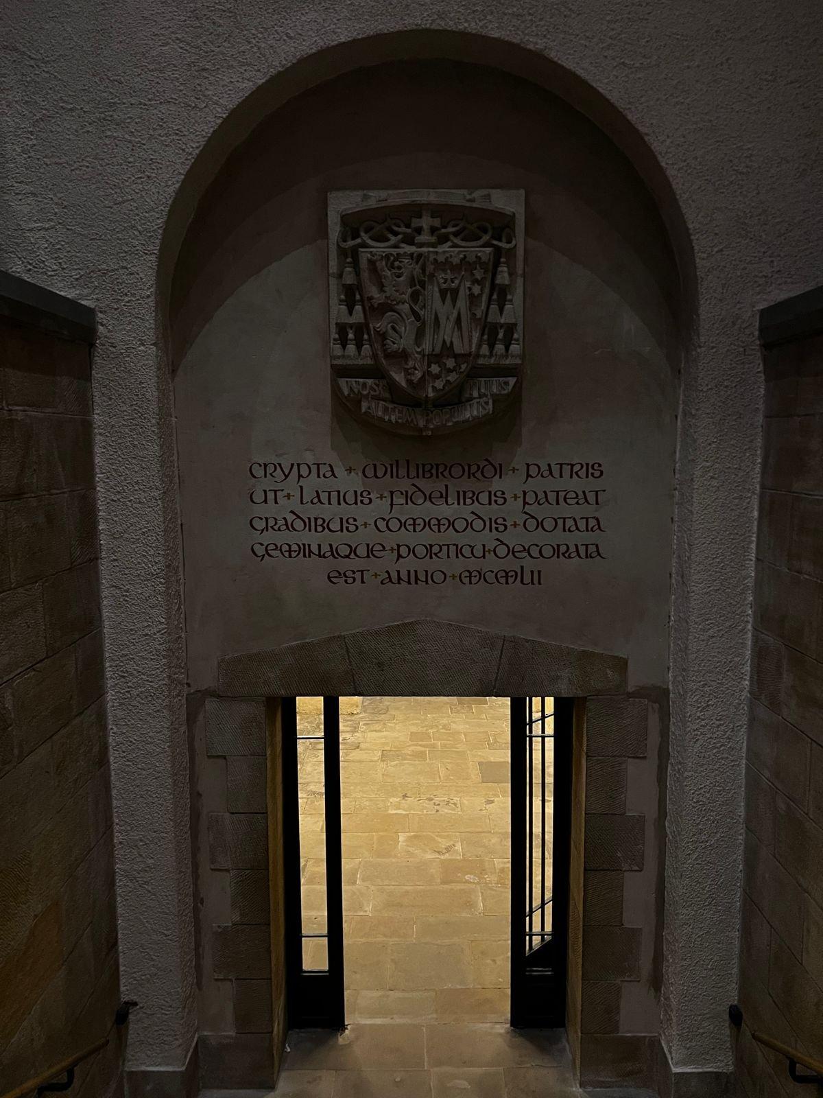 지하 크립타 입구 및 내부