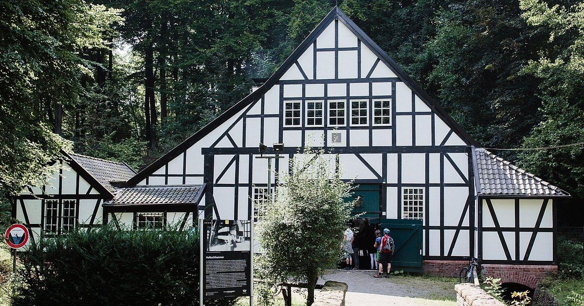 반목조 대장간 건물과 할바흐 연못