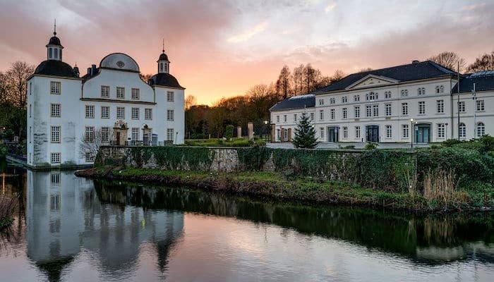 성곽 공원 내 호수와 정자