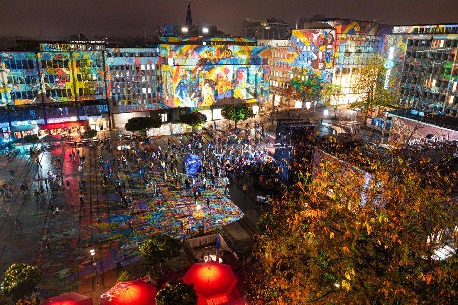 에센 빛 축제 기간 동안 조명으로 장식된 모습