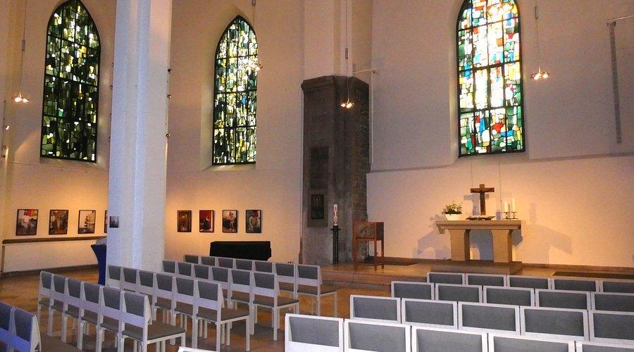 스테인드글라스 창문 앞