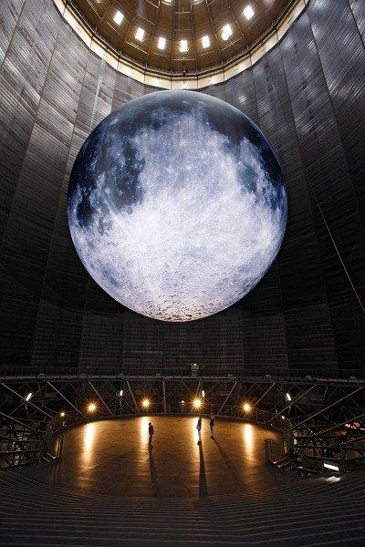 전시장 내부 대형 설치물 앞