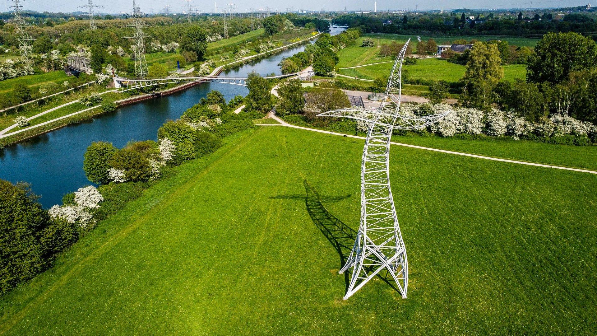 라인-헤르네 운하 건너편