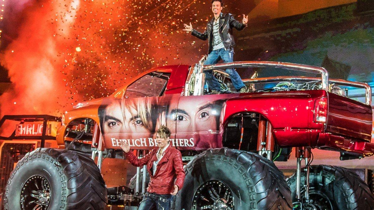 에얼리히 브라더스 쇼 대형 소품 앞