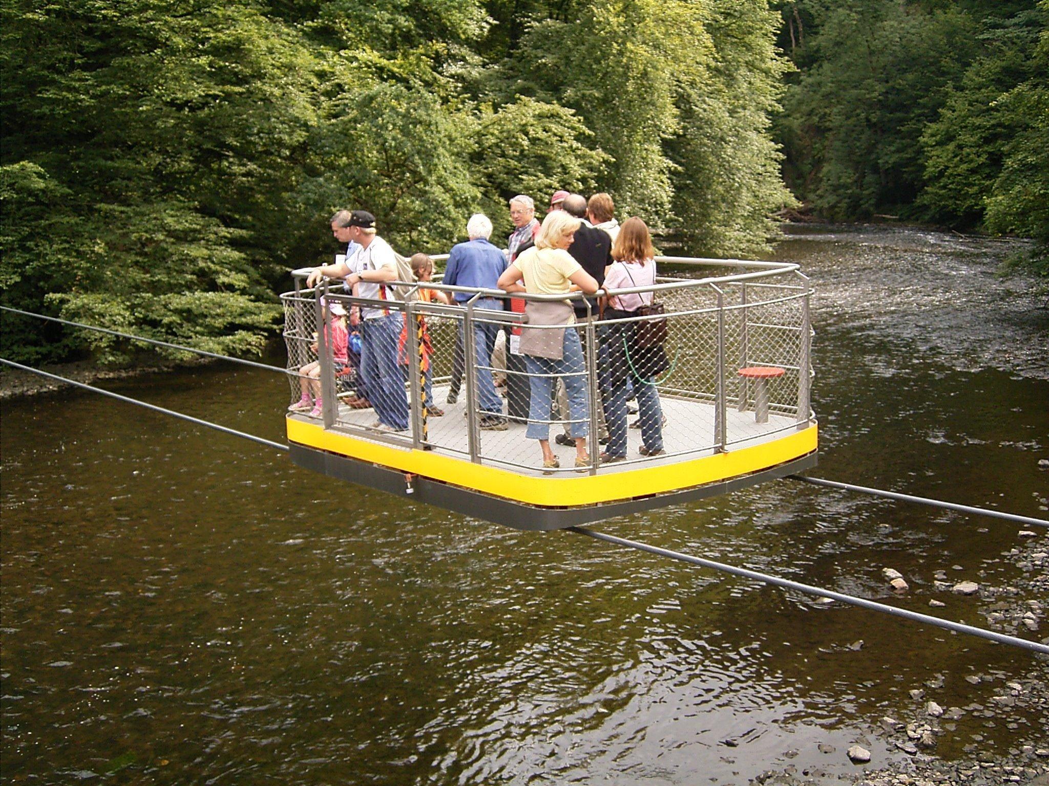 페리 탑승 중 뮌슈텐 다리 배경