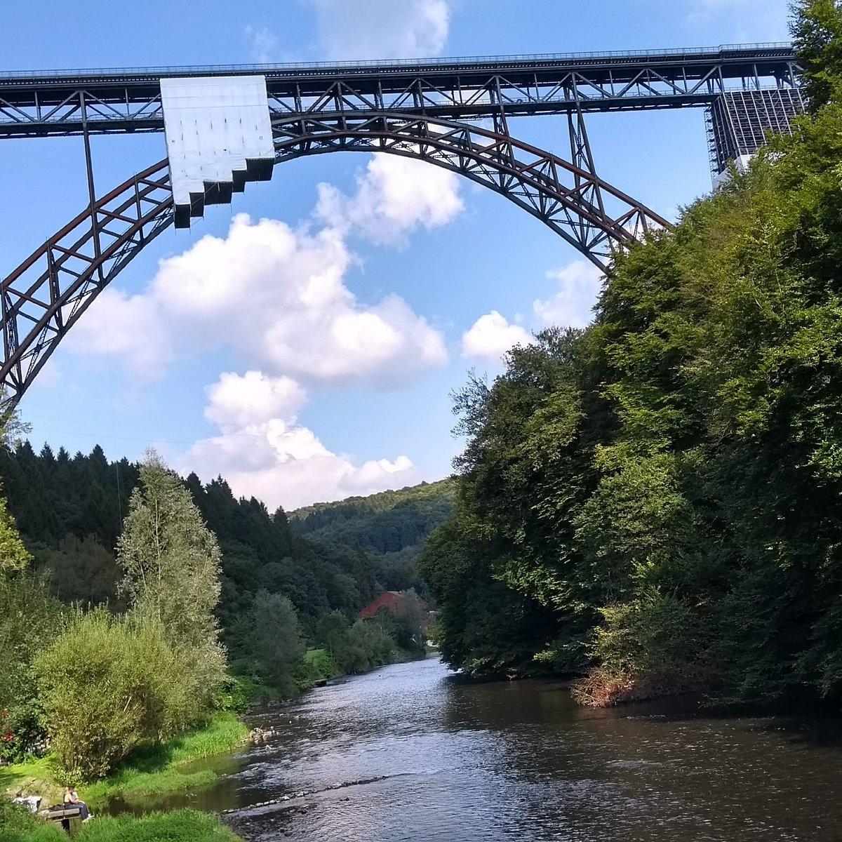 강가에서 바라본 페리와 다리