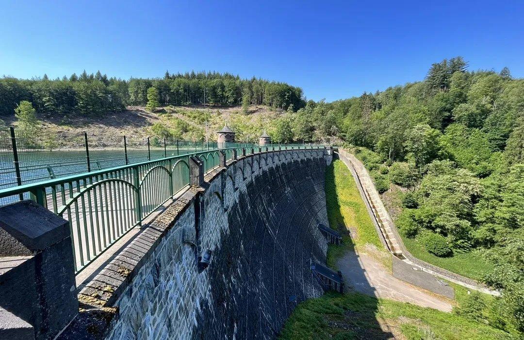 댐 상부 중앙 지점