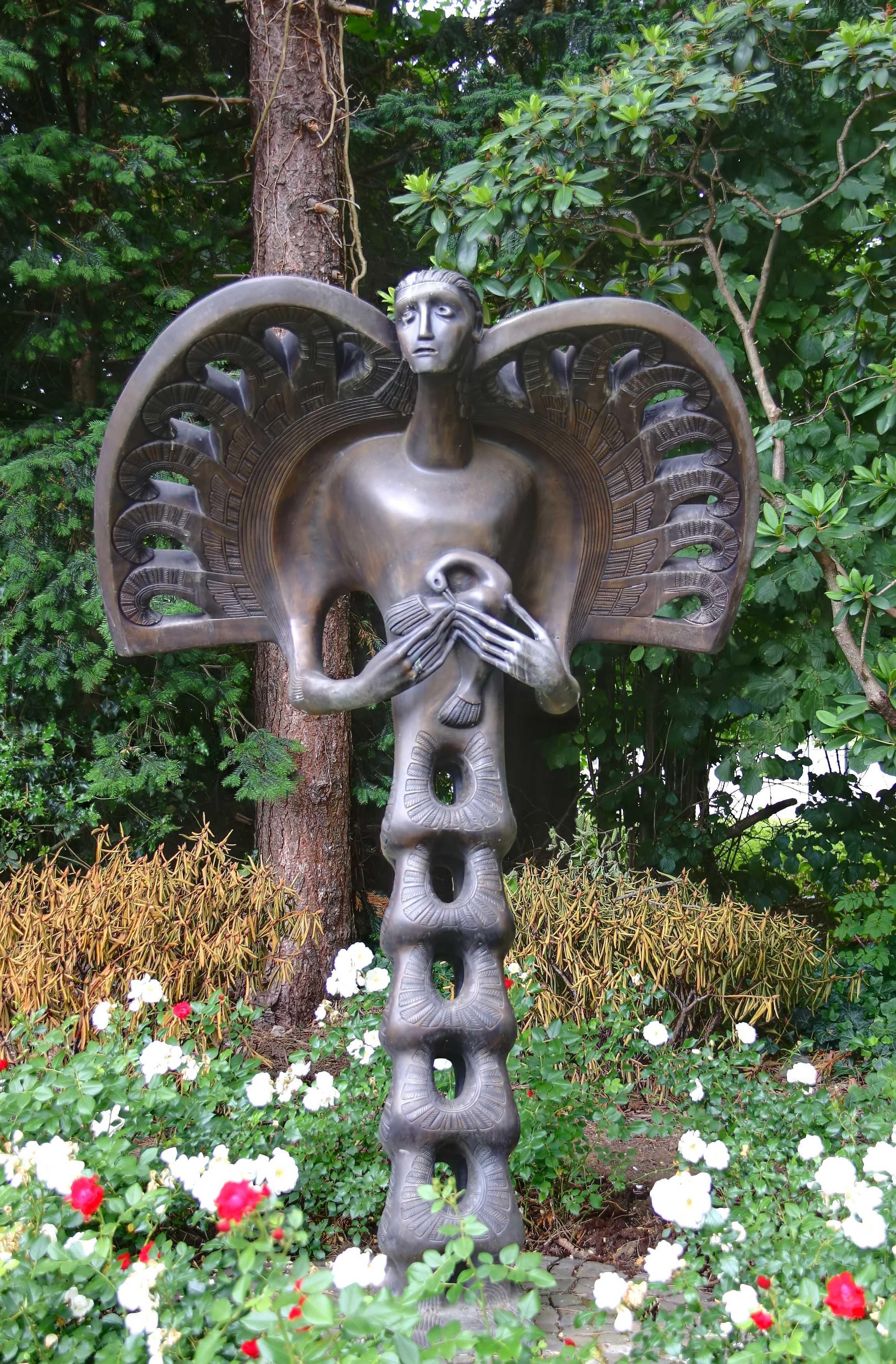 금속 조각품 앞