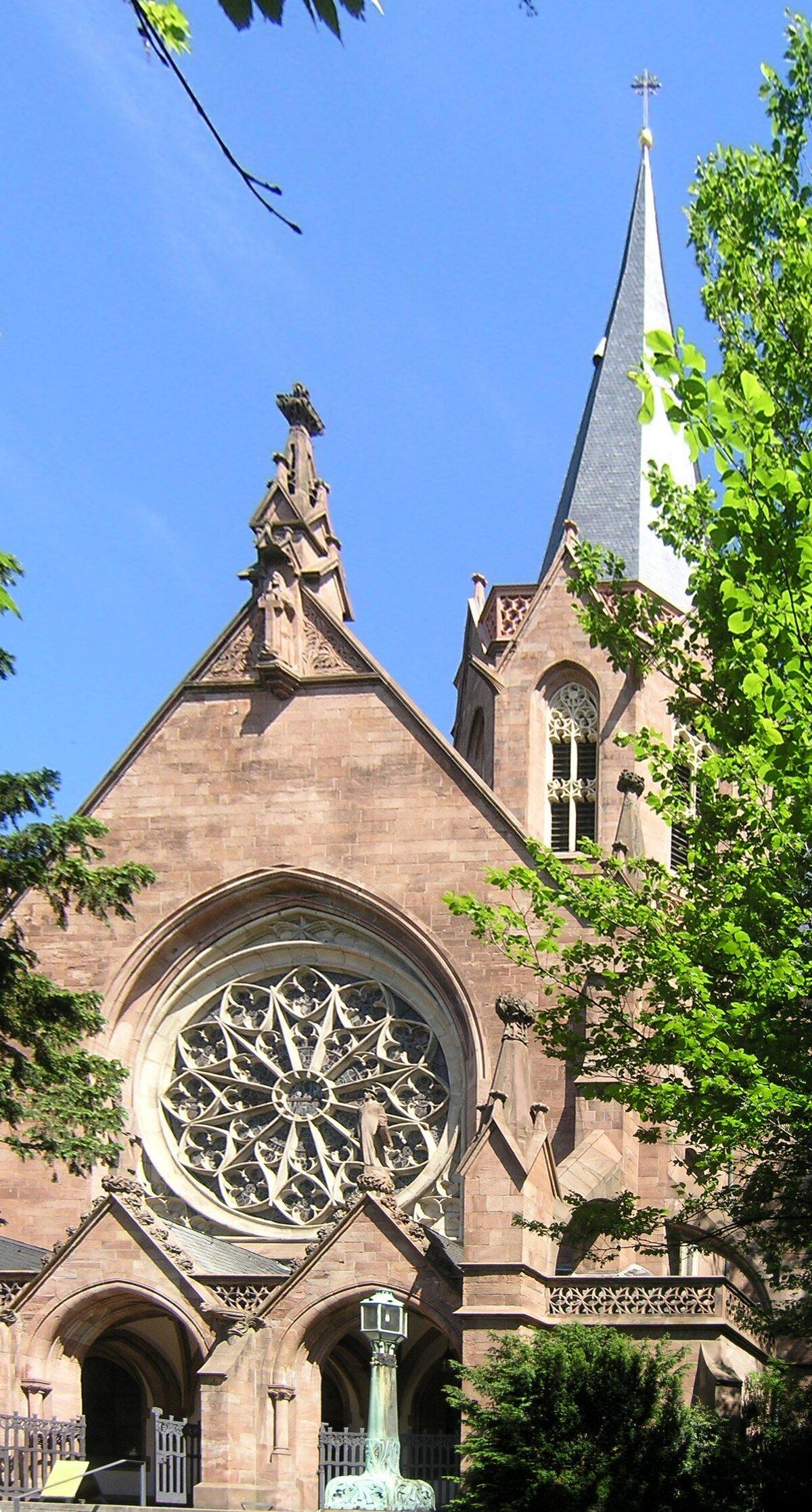 정면 입구의 장미창