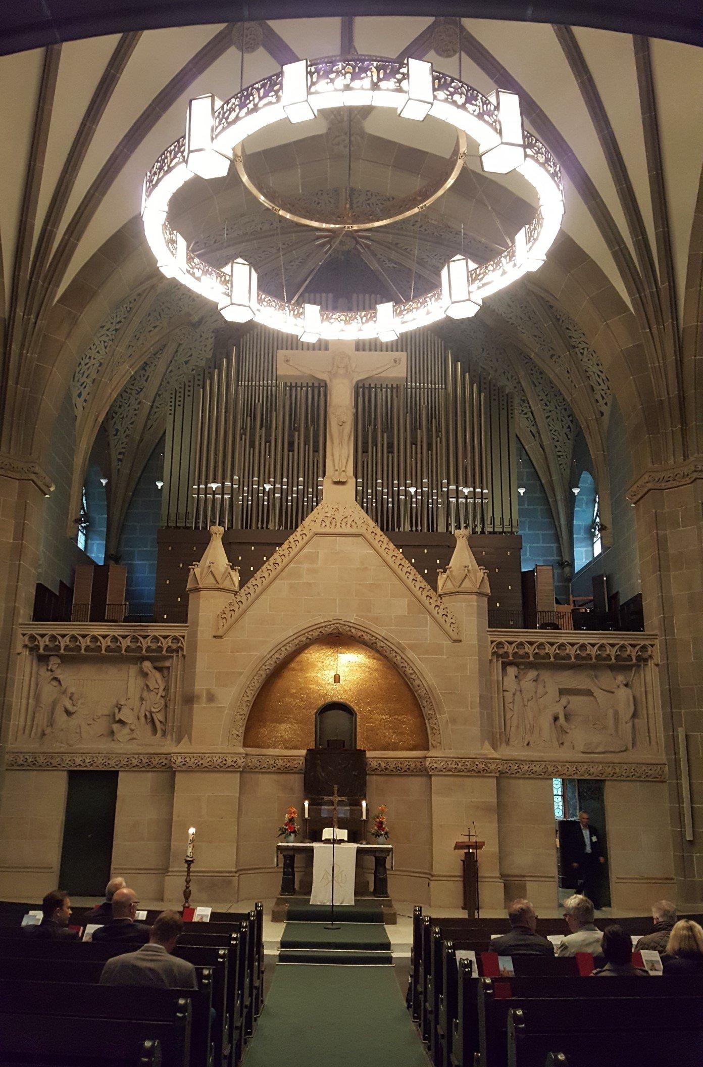 교회 내부 전경 (파이프 오르간 포함)