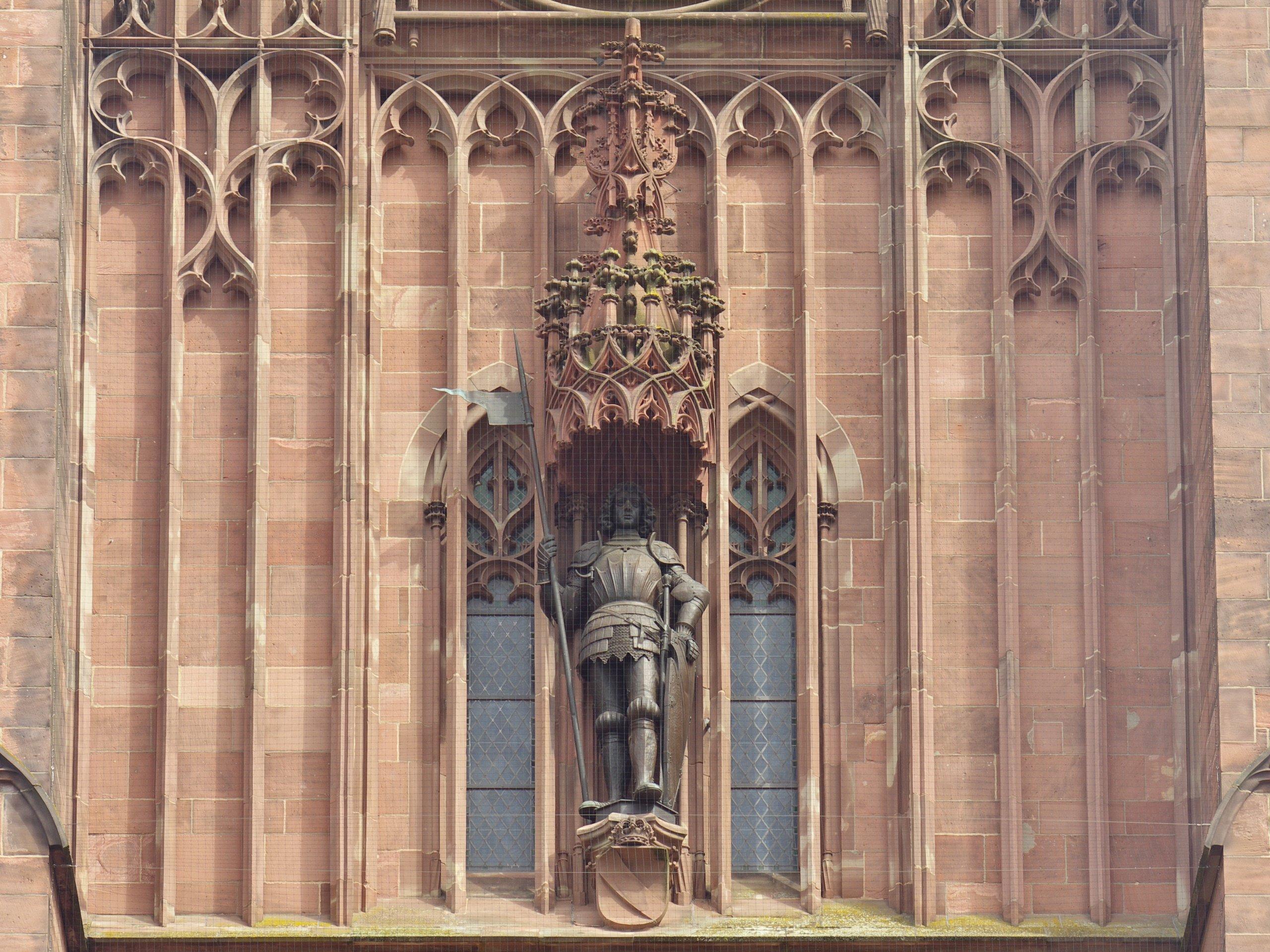 탑 서쪽의 베른하르트 2세 동상