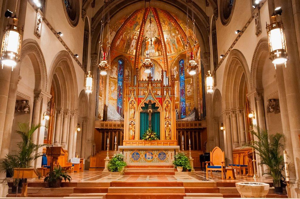 내부 중앙 제단 및 스테인드글라스