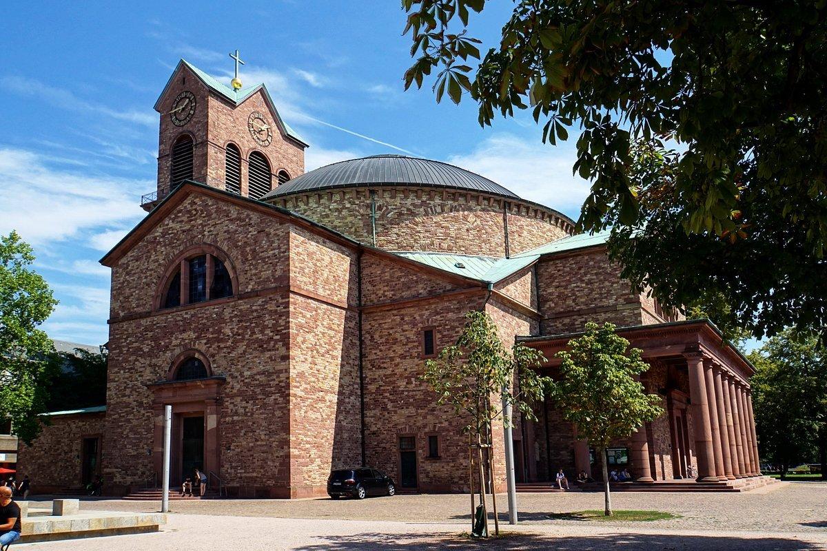 제단과 원형 좌석 배치