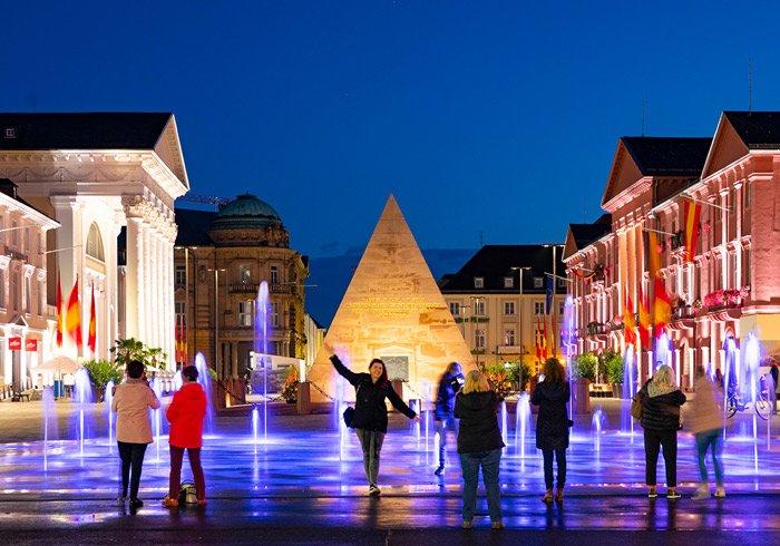 저녁 시간대 피라미드와 광장