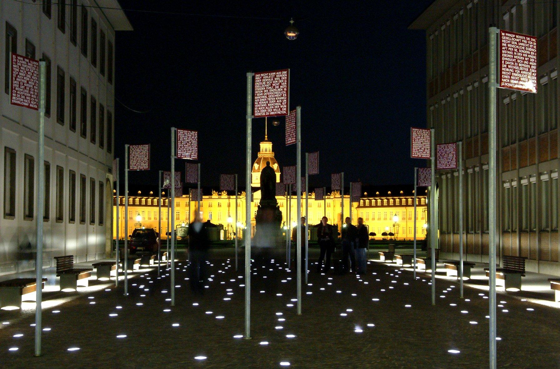 야간 조명이 켜진 광장 중앙