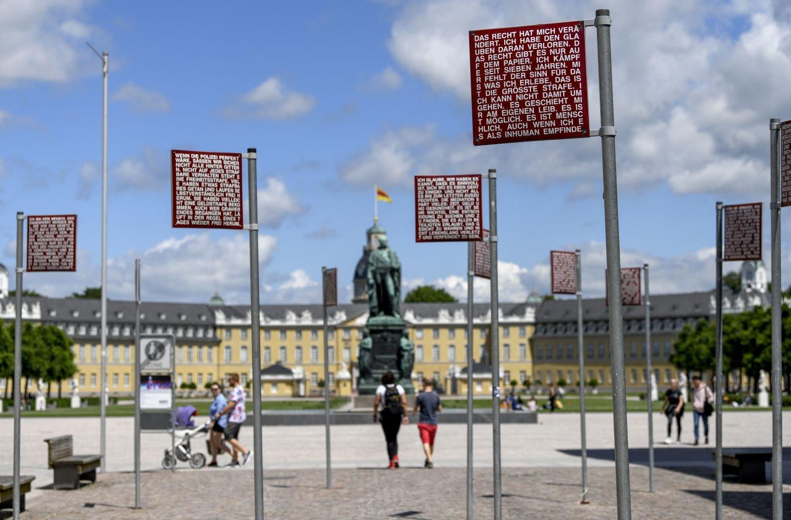 낮 시간, 표지판 사이의 산책로