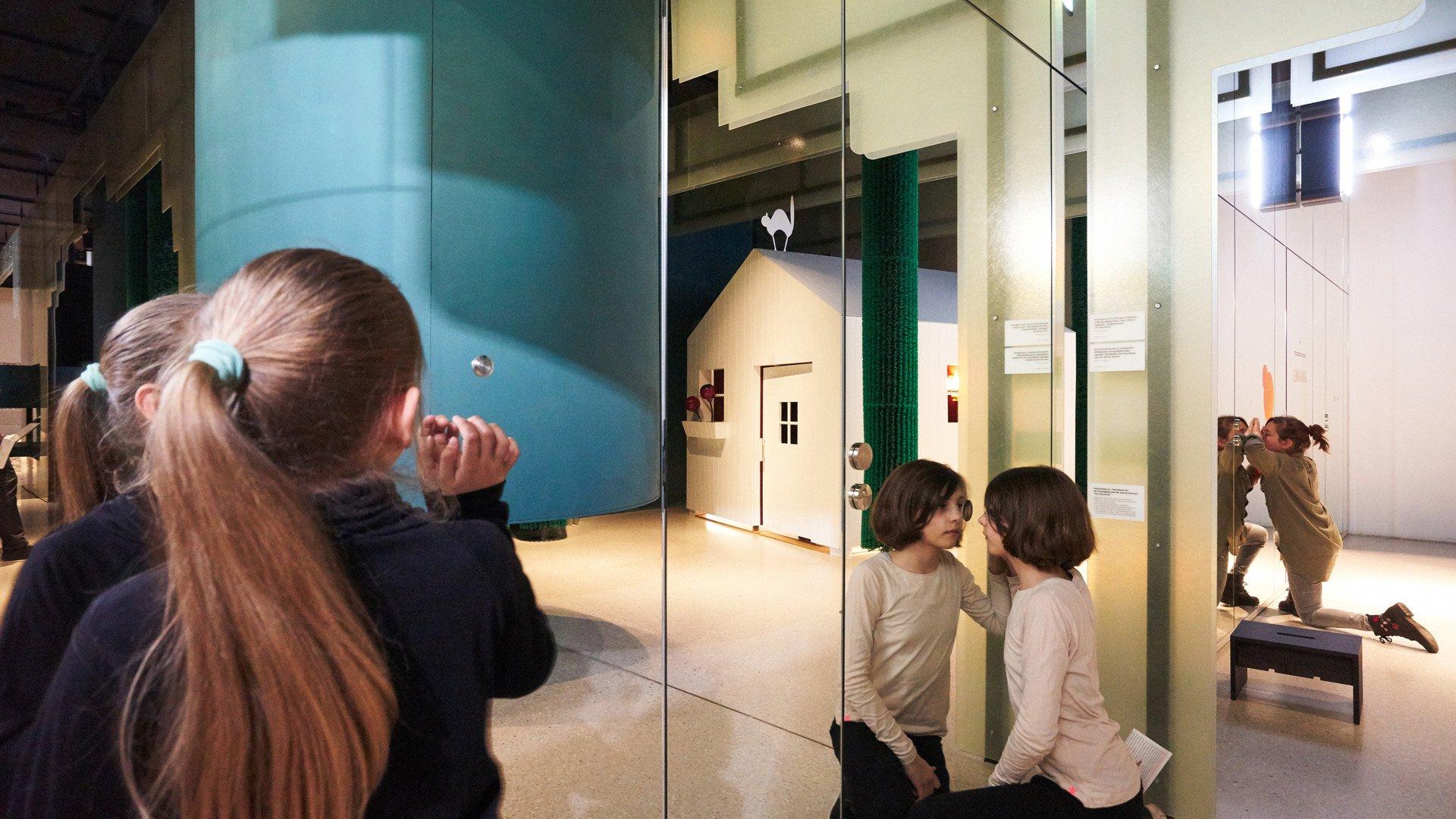 상호작용 동화 전시 공간 (Interactive Fairy Tale Section)