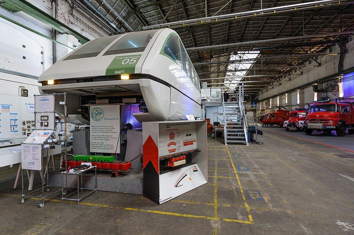 자기부상열차 '트란스라피트 05' 앞