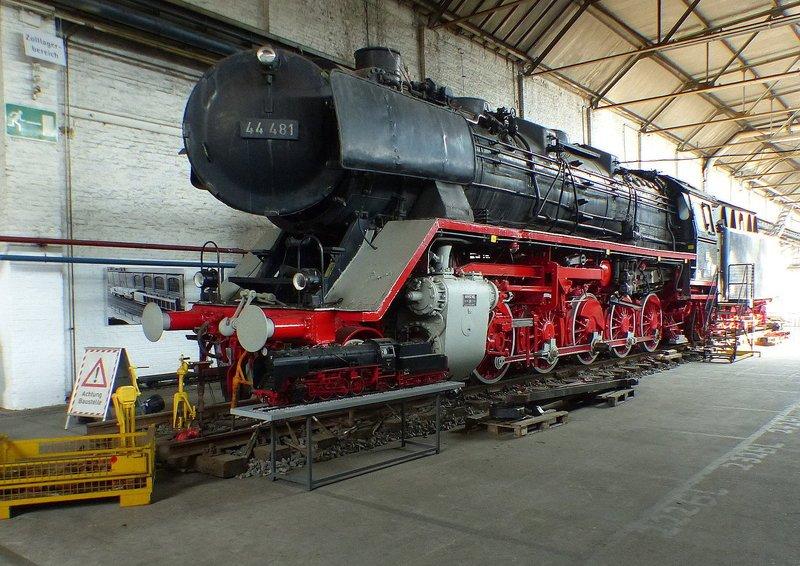 증기기관차 '44 481' 옆