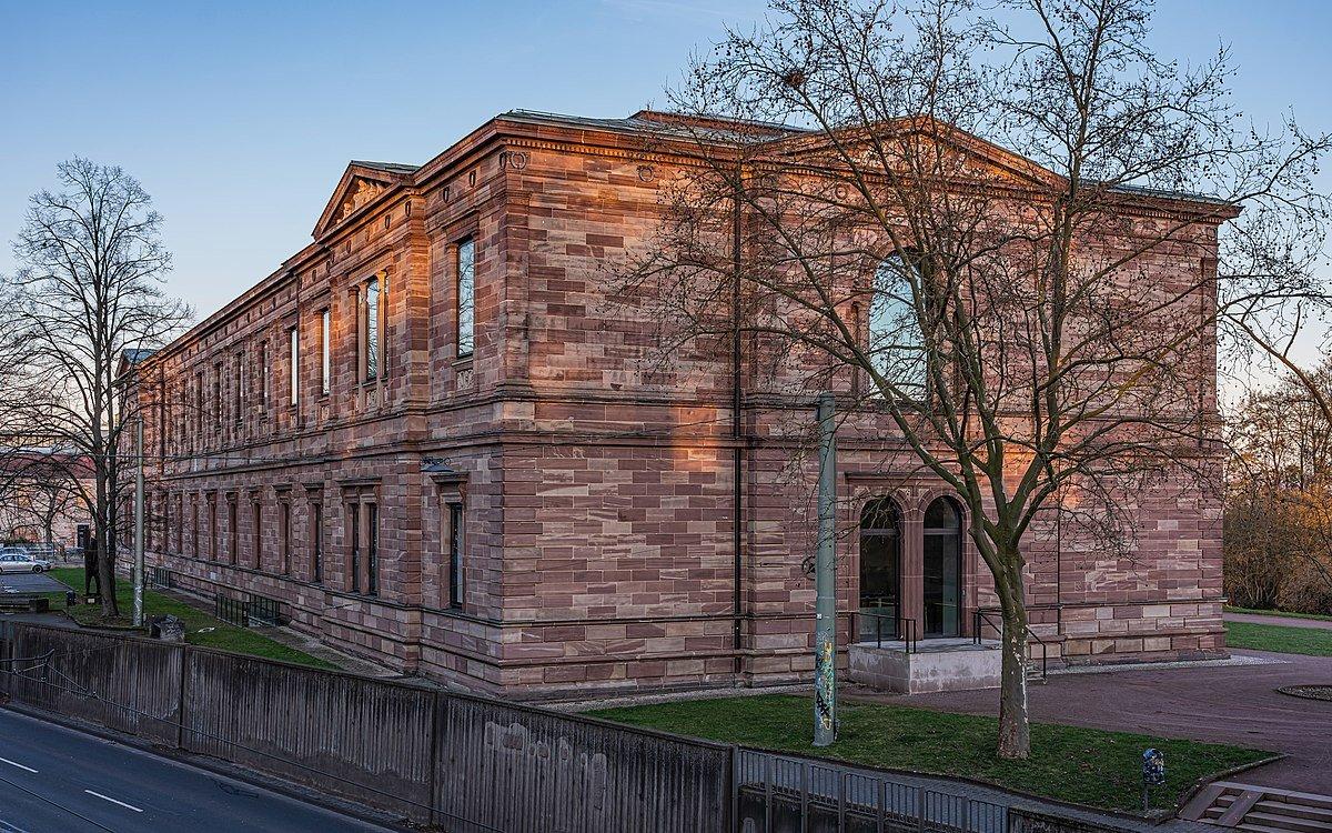 건물 외관 및 주변 전경