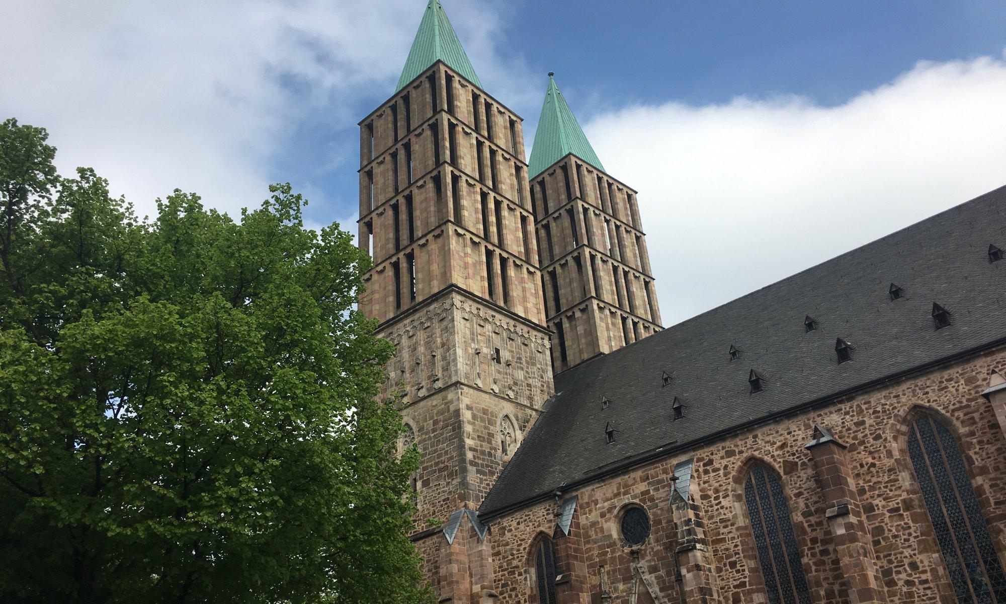 교회 외부 양 탑 전경