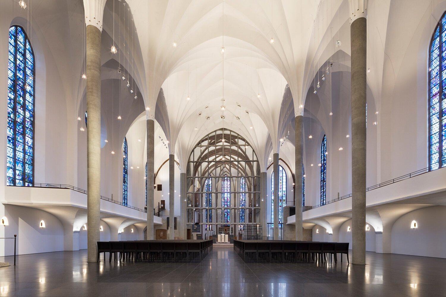 스테인드글라스 창문과 내부 공간