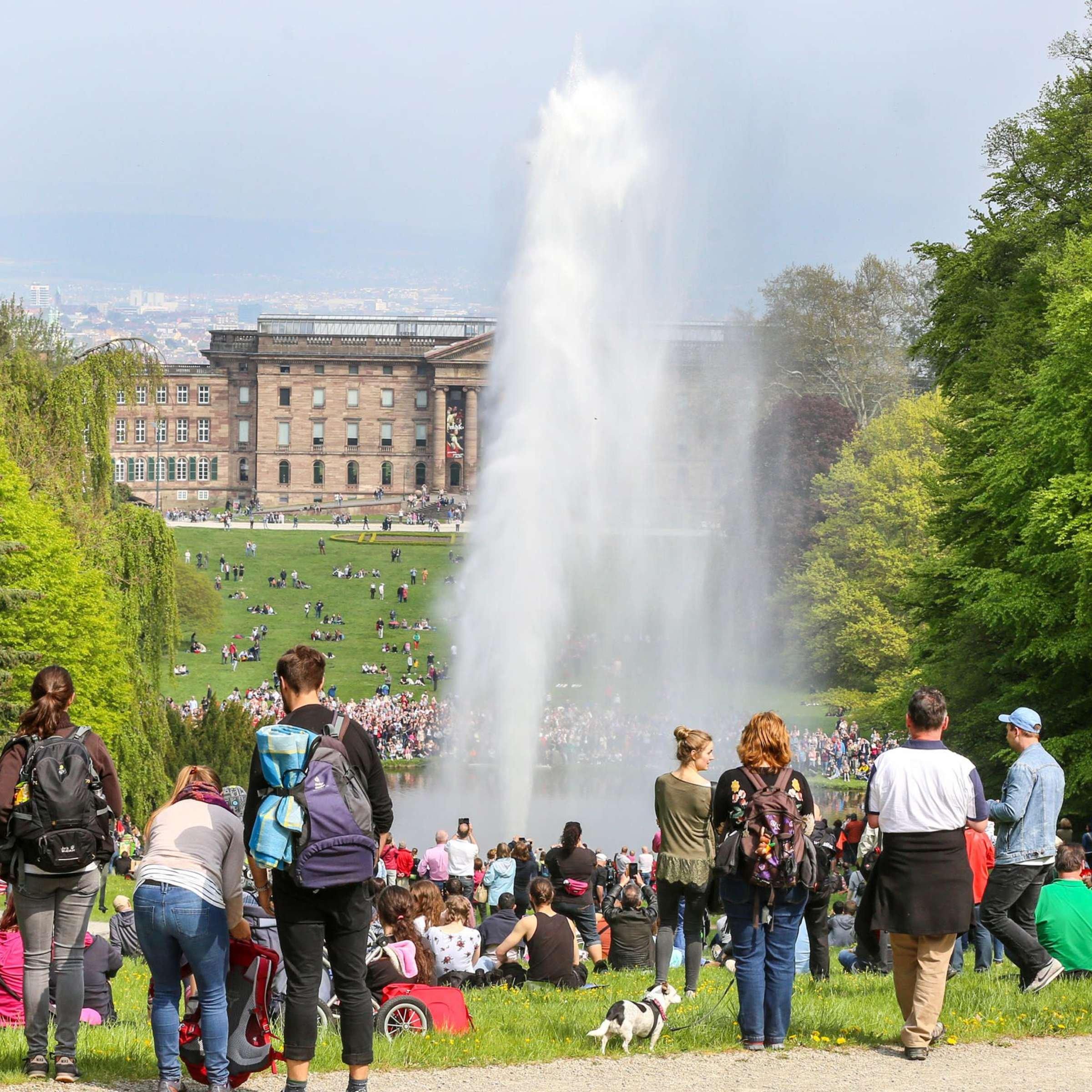 헤라클레스 계단식 폭포를 따라 물이 흐르는 물놀이 공연 모습