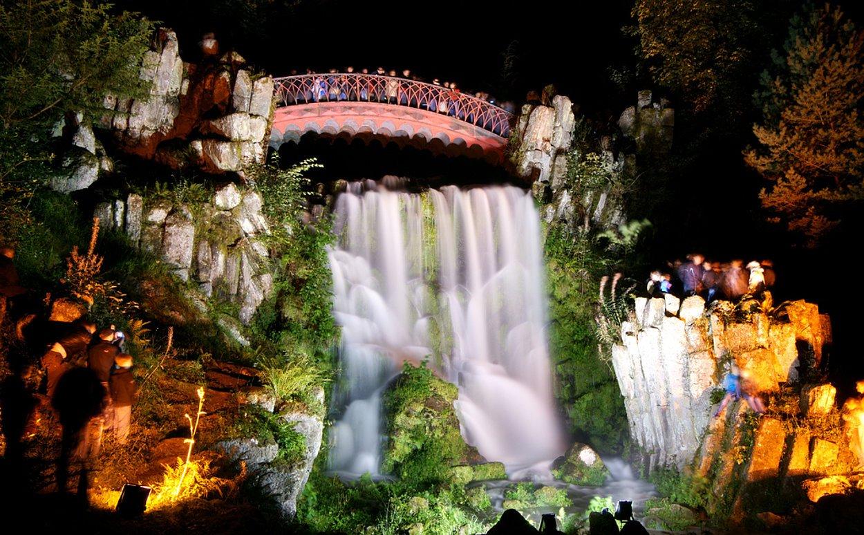 화려한 조명과 함께 펼쳐지는 야간 물놀이 공연