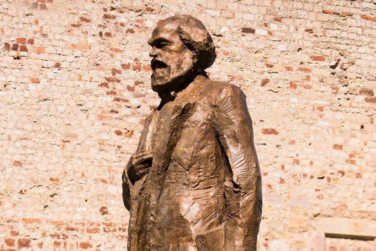 측면에서 바라본 두상