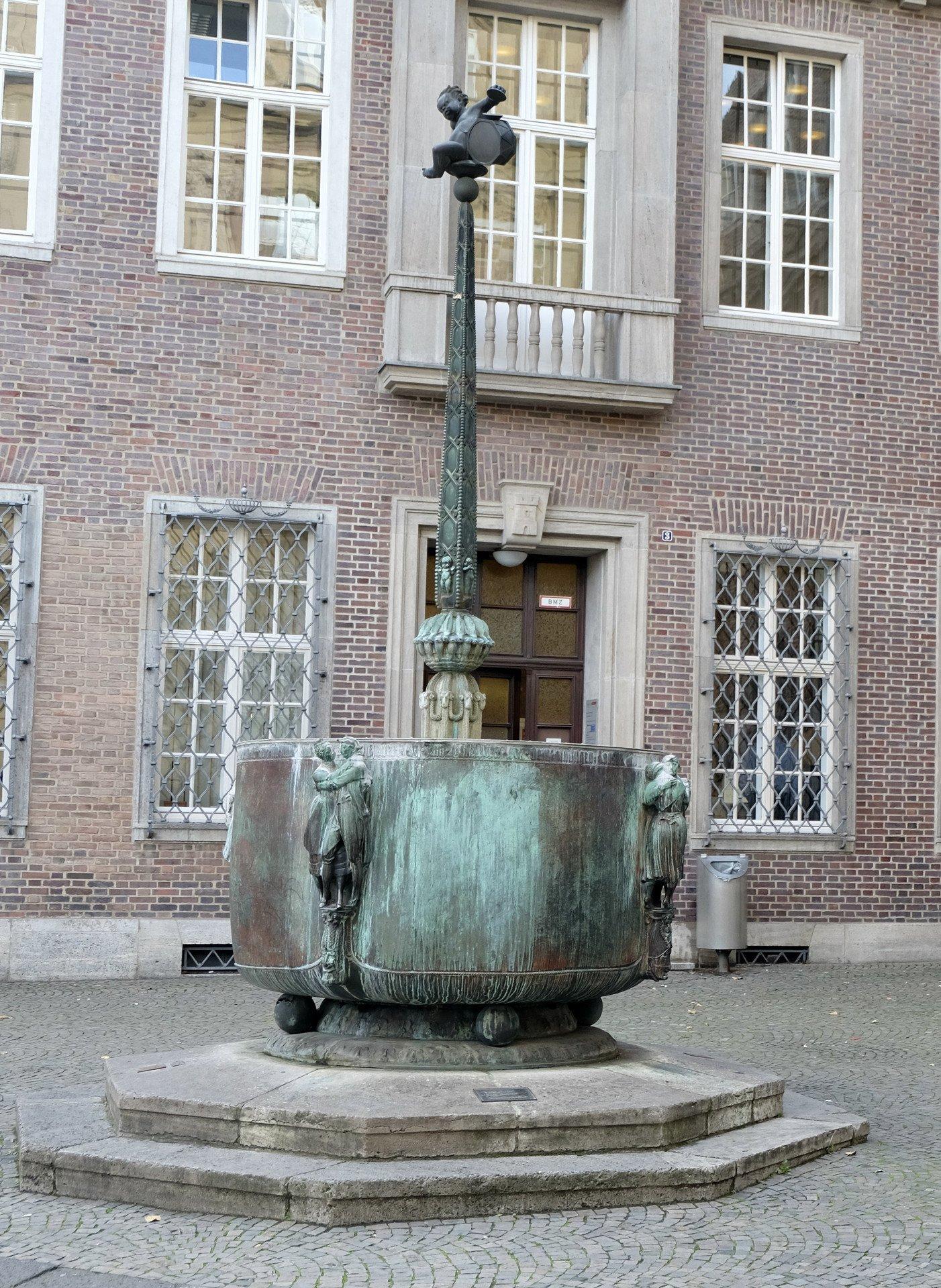 카니발 분수와 건물 전경