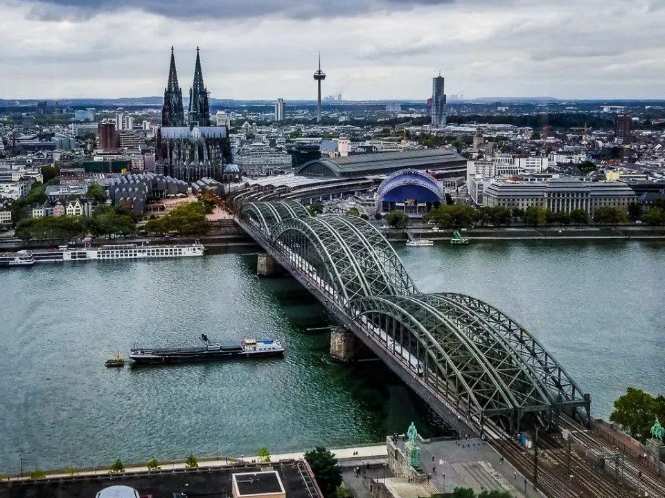 호엔촐레른 다리와 쾰른 대성당 배경
