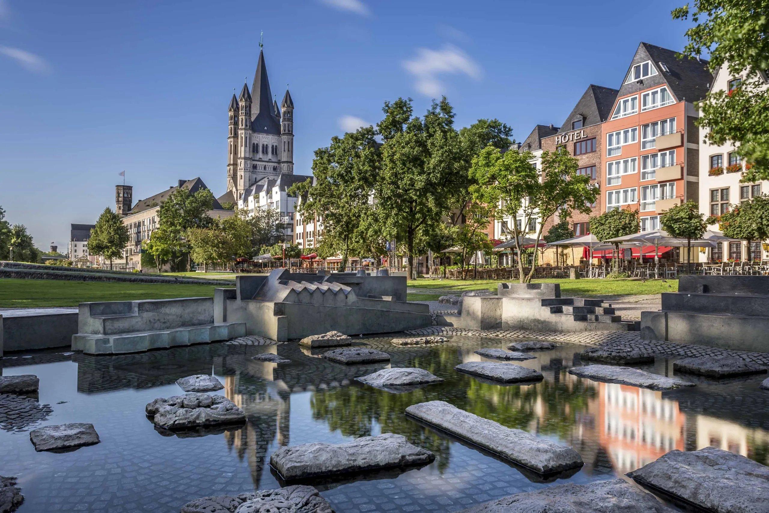 강변 산책로와 알록달록한 구시가지 건물