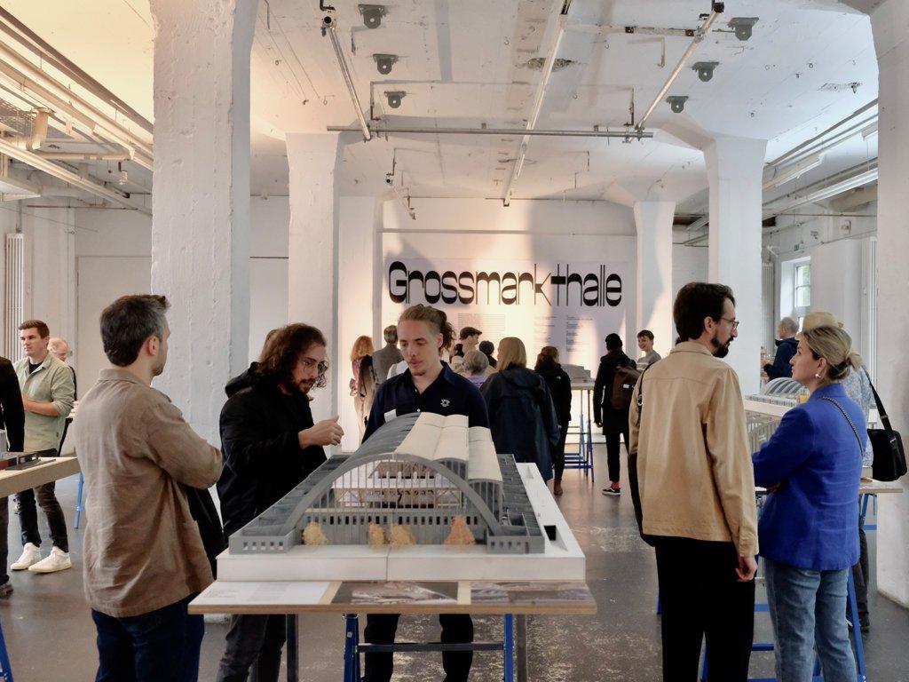 1층 전시장 내부 (작품과 함께)