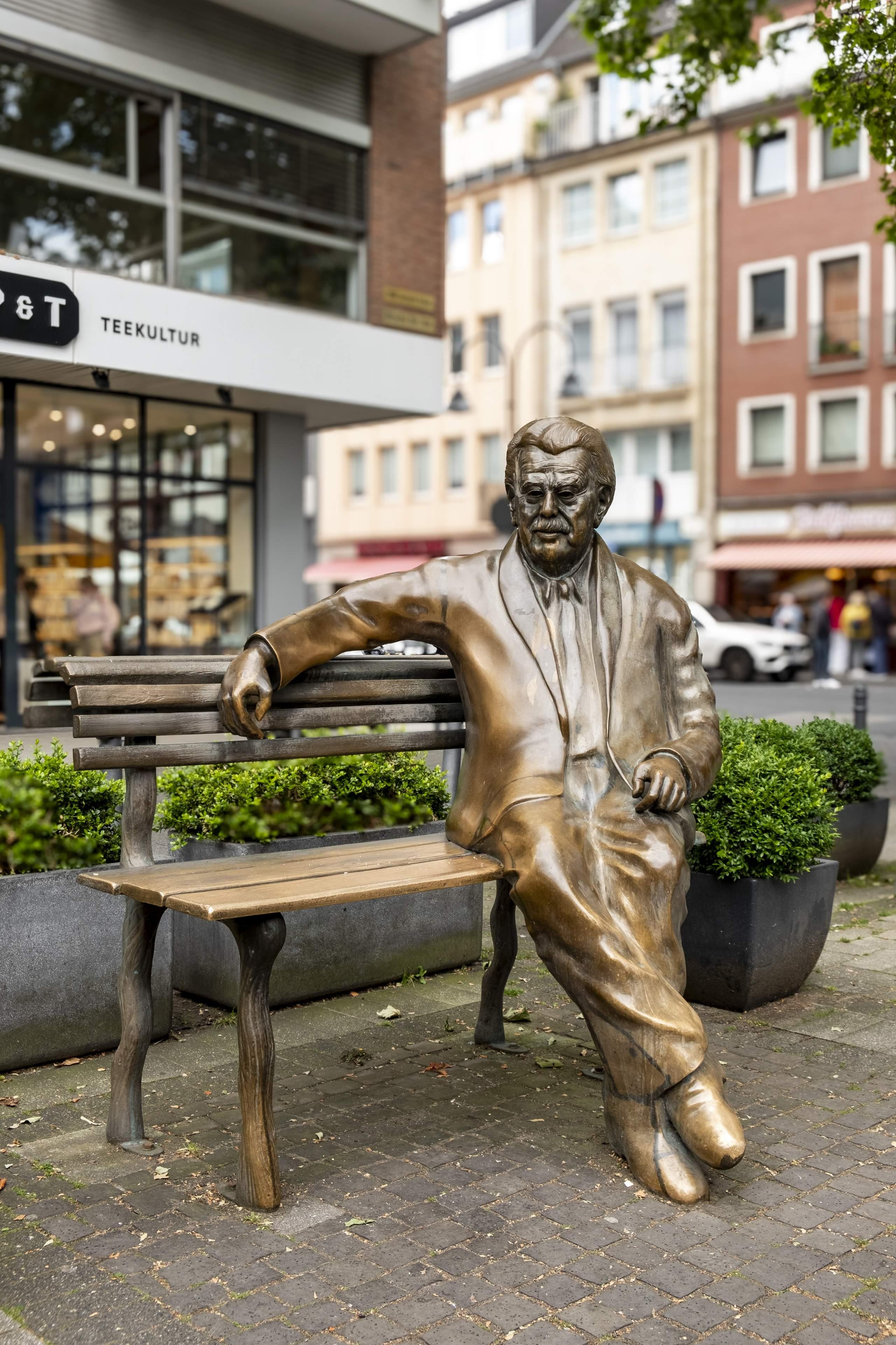 🗿 빌리 밀로비치 기념비 (빌리-밀로비치-덴크말)