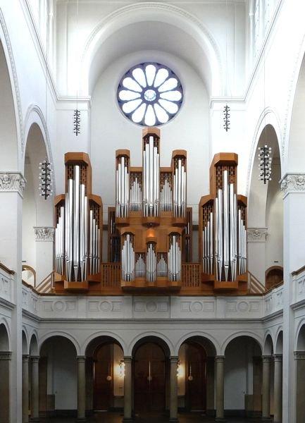 오르간 연주 모습