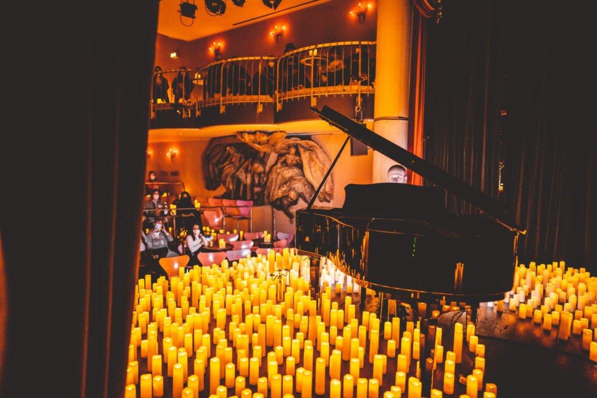 촛불로 장식된 콘서트 무대 및 교회 내부